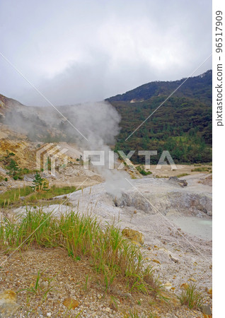 Tsukahara Onsen Crater, a popular tourist spot in Yufu City, Oita Prefecture Tsukahara Onsen Crater, a popular tourist spot in Yufu City, Oita Prefecture 96517909