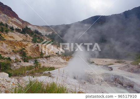 大分縣由布市的人氣觀光地塚原溫泉火山口 大分縣由布市的人氣觀光地塚原溫泉火山口 96517910