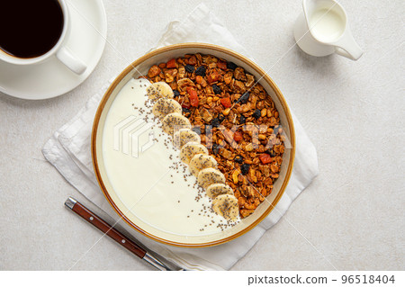 Portion of granola with banana and yoghurt 96518404
