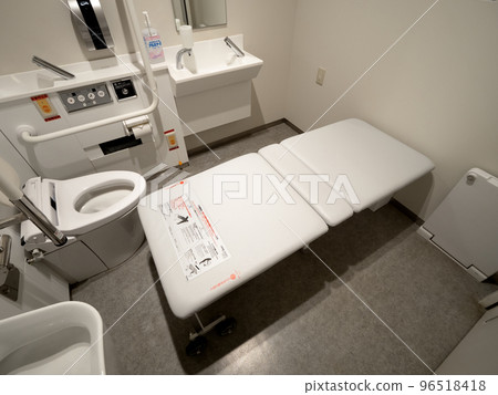 A universal seat installed in a multifunctional toilet　 96518418