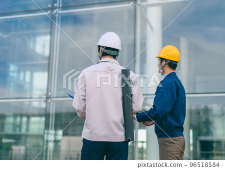 三十多歲穿工作服的男人 96518584