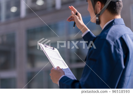 三十多歲穿工作服的男人 96518593