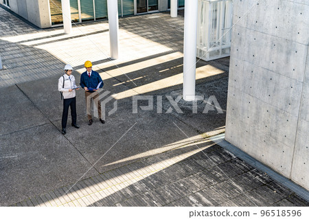 A man in his thirties wearing work clothes 96518596