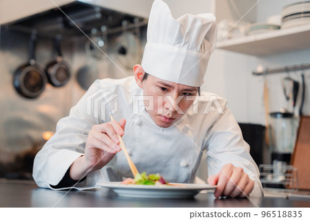 服務食物的男性廚師 96518835