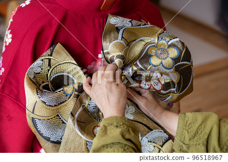 Dressing a young woman in furisode 96518967