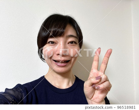 和平微笑的黑髮短髮女人 96518981