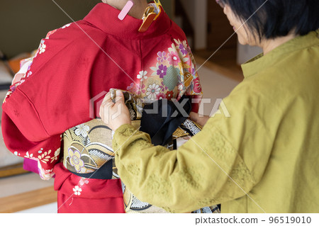 Dressing a young woman in furisode 96519010