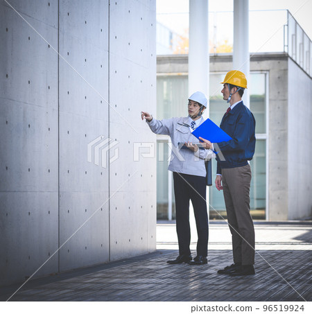 A man in his thirties wearing work clothes A man in his thirties wearing work clothes 96519924