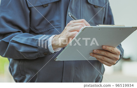 做檢查工作的商人 96519934