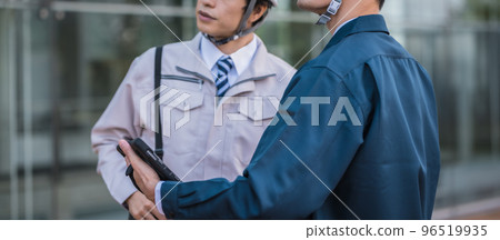 A man in his thirties wearing work clothes 96519935