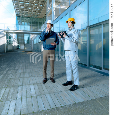 A man in his thirties wearing work clothes 96519937