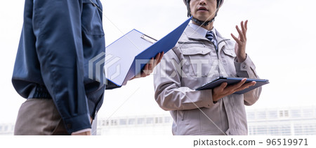 三十多歲穿工作服的男人 96519971