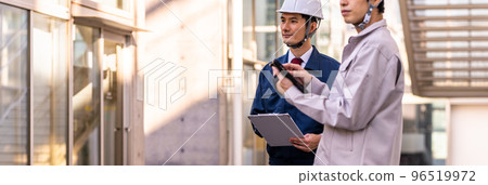 A man in his 40s in work clothes to check 96519972