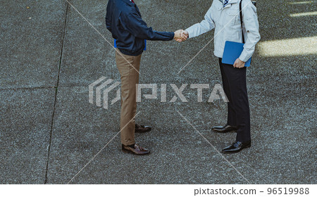 A man in his thirties wearing work clothes 96519988