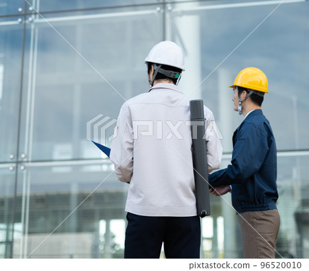 A man in his thirties wearing work clothes 96520010