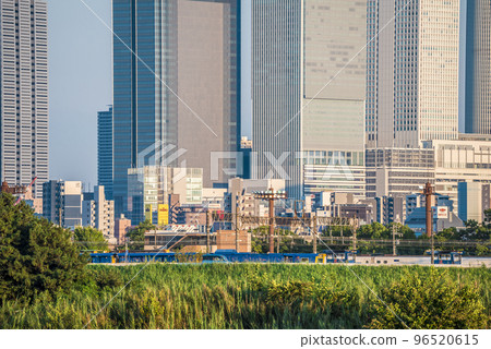 《愛知縣》名古屋市景從莊內川堤岸道路看名古屋站的高層建築 96520615