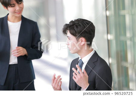 會議_商人用手勢解釋_特寫1 96520725