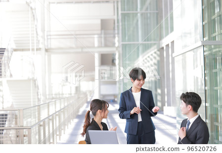 會議 _ 女商人問男人 _ 1 96520726