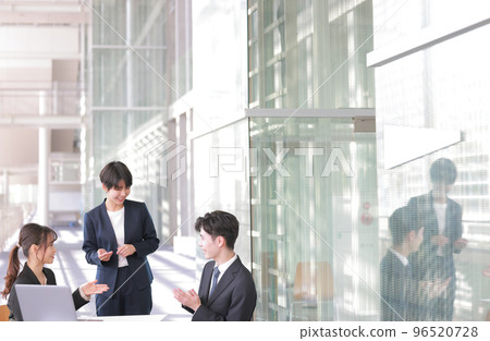 Meeting_Businessman talking with gestures and reflection_1 96520728