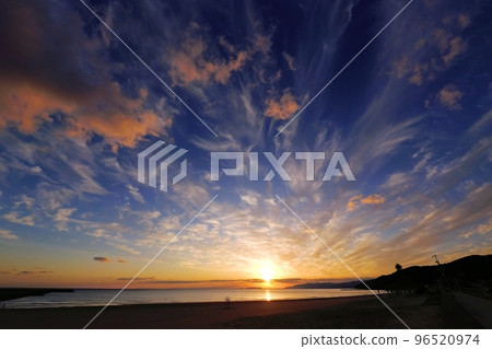 清爽的深秋海岸夜景，日落時有各種雲彩・超廣角・天空為主・221029pm 96520974