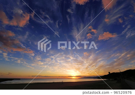 清爽的深秋海岸夜景，日落時有各種雲彩・超廣角・天空為主・221029pm 96520976
