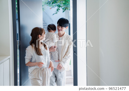 帶著孩子出去的年輕家庭 96521477