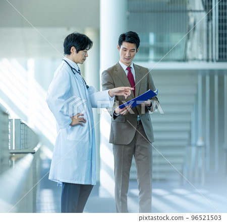 在醫療領域工作的男性員工 在醫療領域工作的男性員工 96521503