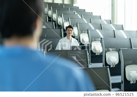 Male staff working in the medical field 96521525