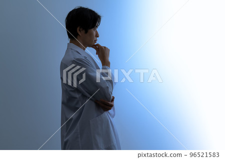 Male staff working in the medical field 96521583