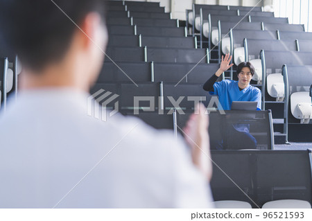 在醫療領域工作的男性員工 96521593