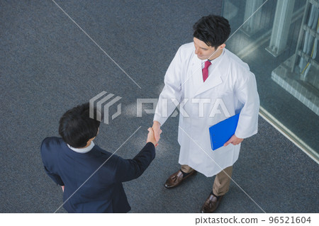 Male staff working in the medical field 96521604
