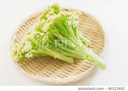 把菜花貼在竹筐上 96522402