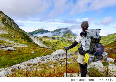 攀登立山的山女 96523319