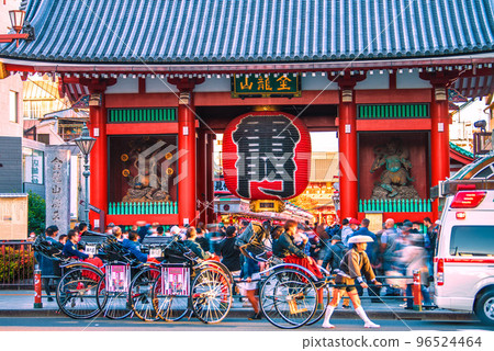 日本東京城市景觀：淺草寺擠滿了外國遊客。深受外國人歡迎的人力車……快遞車也派遣了……=11月16日 96524464