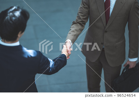 握手的兩個商人 96524654