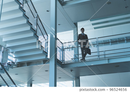 Cool businessman in his 30s-40s wearing a suit 96524656