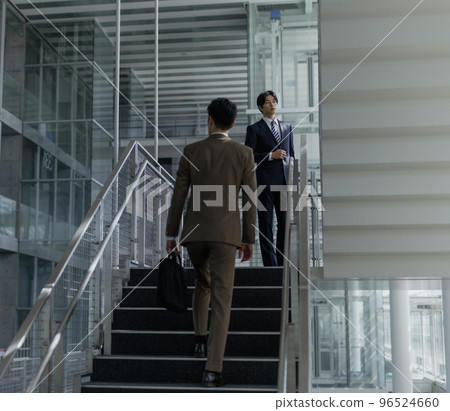 Cool businessman in his 30s-40s wearing a suit 96524660