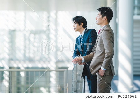 Cool businessman in his 30s-40s wearing a suit 96524661
