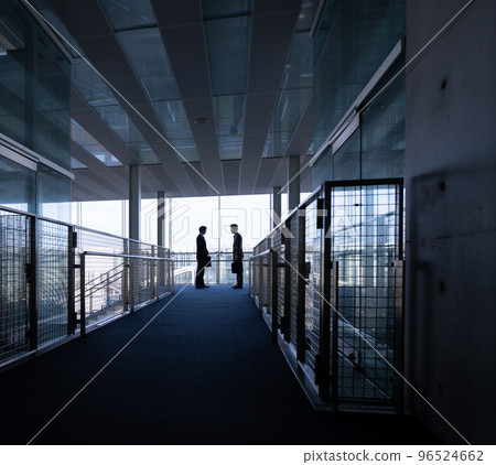 Cool businessman in his 30s-40s wearing a suit 96524662