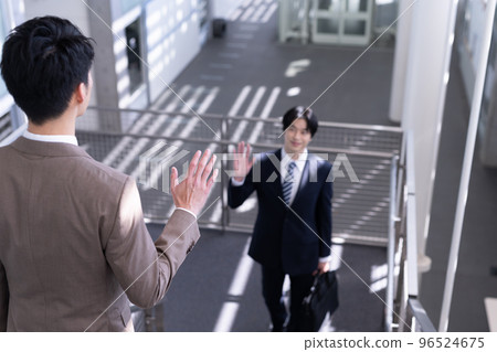 穿著西裝的 30-40 多歲的酷商人 96524675