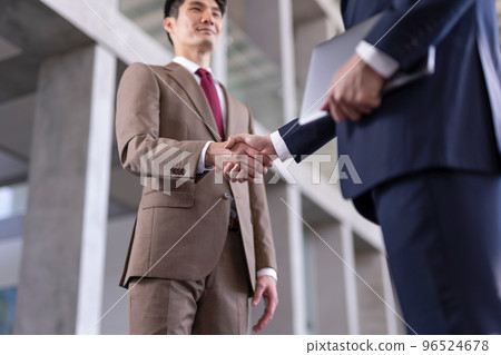 Two businessmen shaking hands 96524678