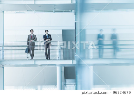 Cool businessman in his 30s-40s wearing a suit 96524679