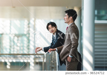 穿著西裝的 30-40 多歲的酷商人 穿著西裝的 30-40 多歲的酷商人 96524712