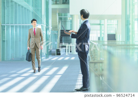 穿著西裝的 30-40 多歲的酷商人 96524714