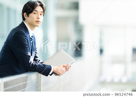 Cool businessman in his 30s-40s wearing a suit 96524746