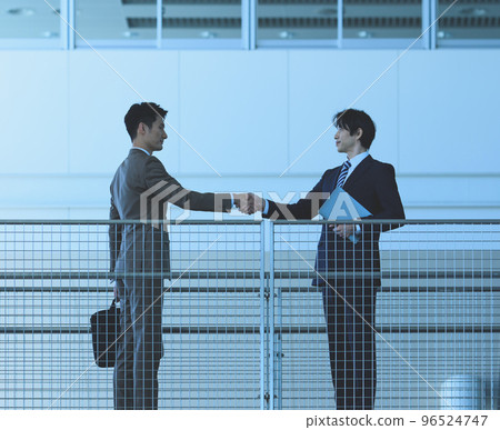 Two businessmen shaking hands 96524747