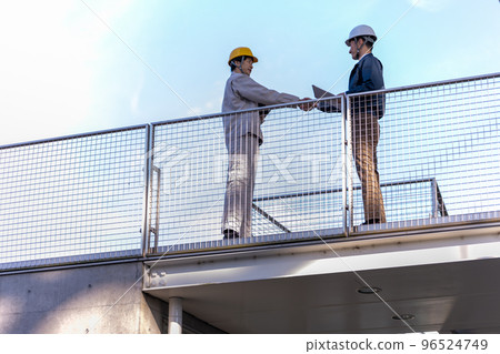 A man in his 40s in work clothes to check A man in his 40s in work clothes to check 96524749