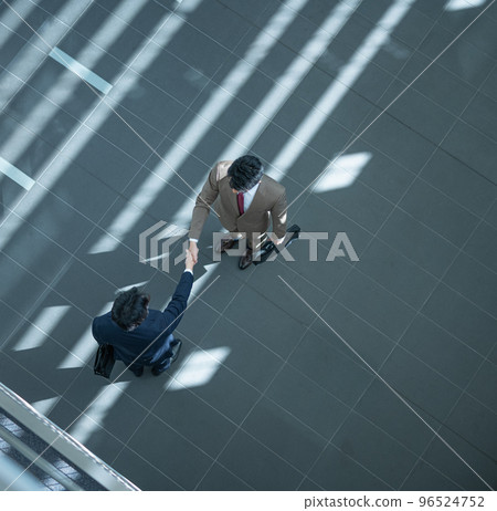 Two businessmen shaking hands 96524752