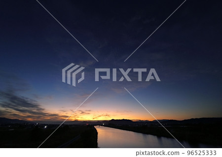 Refreshing late autumn dawn sky and reflected river, super wide angle, mainly sky, 221030am 96525333