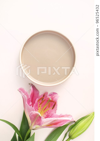 講台和花卉背景 講台和花卉背景 96525432